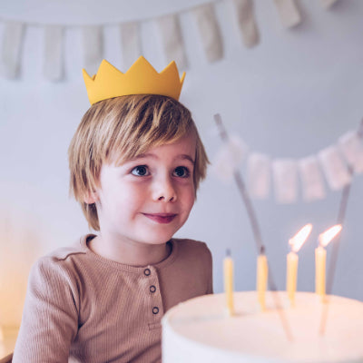 Mr. Maria - Verjaardagskroon, Verkleedkleren, Mr. Maria, Keekabuu