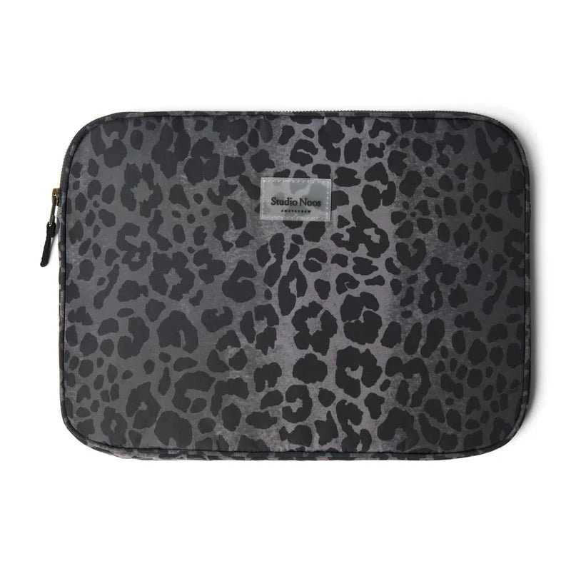 Studio Noos - Laptophoes - Antra Leopard Puffy Laptop Sleeve - Donkergrijs zwart - 15 inch, Tablethoes, Studio Noos, Keekabuu