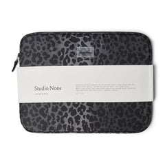 Studio Noos - Laptophoes - Antra Leopard Puffy Laptop Sleeve - Donkergrijs zwart - 15 inch, Tablethoes, Studio Noos, Keekabuu